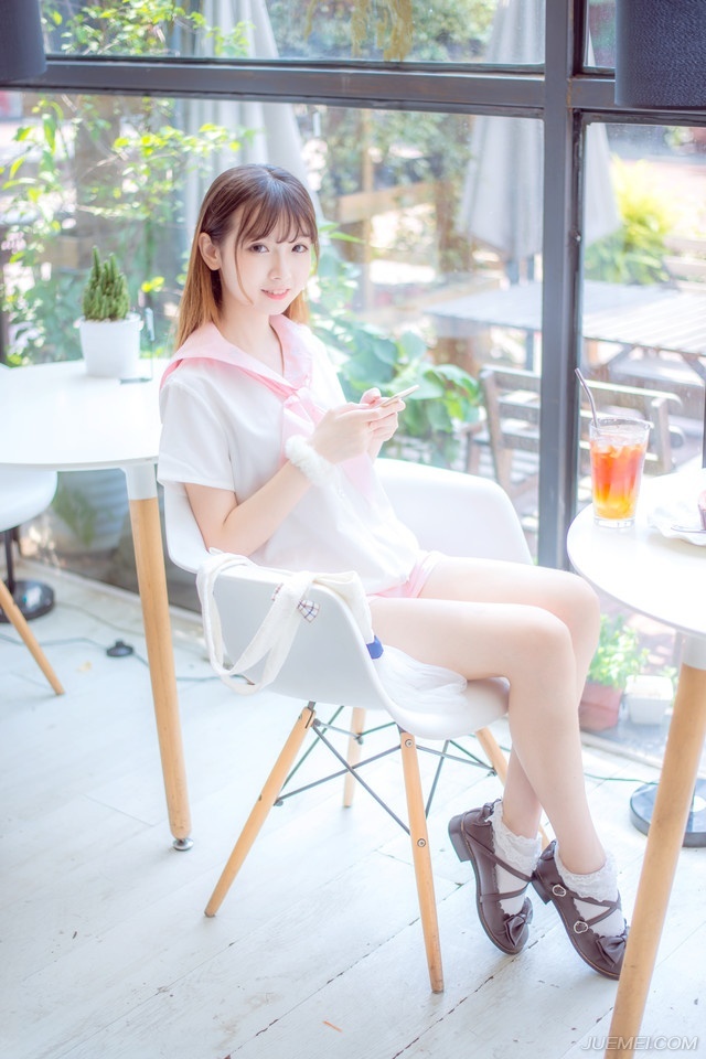 给自己时间，不要焦急，一步一步来，一日一日过，请相信生命的韧性是惊人的，跟自己向上的心去合作，不要放弃对自己的爱护。——三毛《亲爱的三毛》